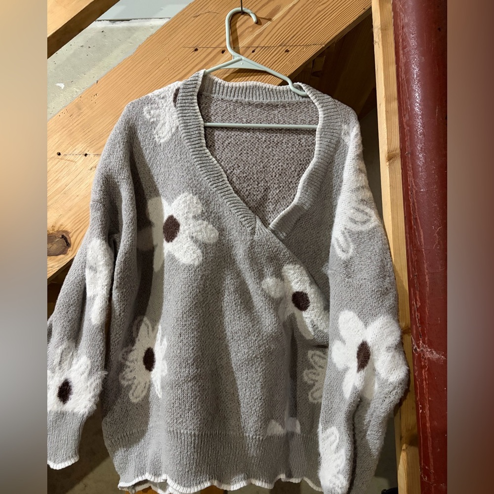 SHEIN Gray and White Floral V-Neck Sweater